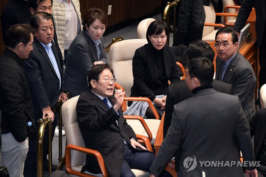 윤석열 대통령이 지난 3일 밤 긴급성명을 통해 비상계엄을 선포한 이후 4일 새벽 서울 여의도 국회에서 열린 본회의에 더불어민주당 이재명 대표가 참석하고 있다. [사진=연합뉴스]